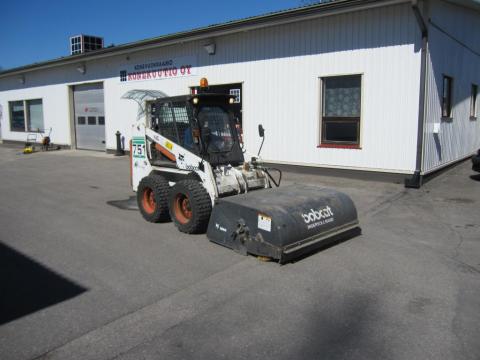 KonePappis - Hiekan harjaus asfaltilta ja kivetyksiltä